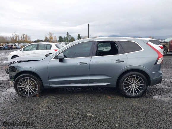 2018 Volvo XC60 Momentum with VIN YV4A22RK3J1093832, listed as a IAAI auction lot 40917553 with 115,056 mi miles. Bid and sale history available at carsss.com. Image 15.