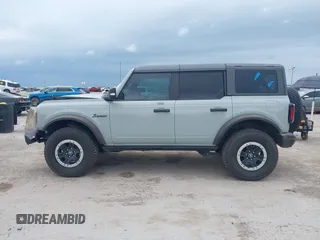 2022 Ford Bronco z VIN 1FMEE5DP3NLB31811, wystawiony jako IAAI lot #42303650 z przebiegiem 43 636 mil mil oraz . Historia ofert i sprzedaży dostępna na DreamBid. Obrazek 14.