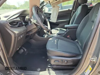 2023 Buick Encore GX Select с VIN KL4MMESLXPB019495, выставлен на аукционе Copart как лот 59627375 с пробегом 7 906 миль миль и Списание • Salvage title. История ставок и продаж доступна на DreamBid. Изображение 7.