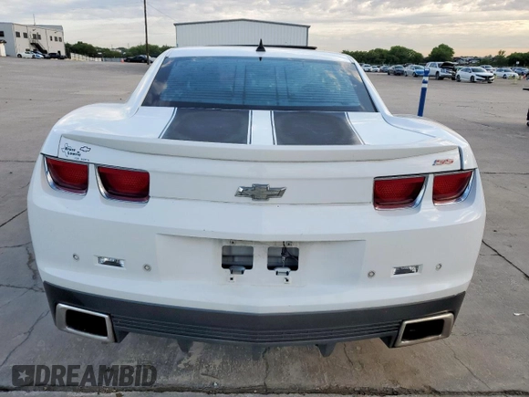 2010 Chevrolet Camaro 2SS z VIN 2G1FK1EJ7A9181786, wystawiony jako Copart lot #55689675 z przebiegiem 84 553 mil mil oraz Szkody całkowita. Historia ofert i sprzedaży dostępna na DreamBid. Obrazek 6.