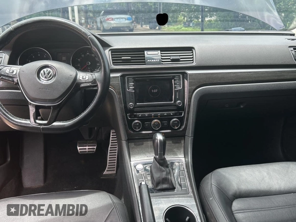 2018 Volkswagen Passat SEL Premium z VIN 1VWCA7A30JC015249, wystawiony jako Copart lot #59337915 z przebiegiem 115 645 mil mil oraz Czysty tytuł • Clean title. Historia ofert i sprzedaży dostępna na DreamBid. Obrazek 9.