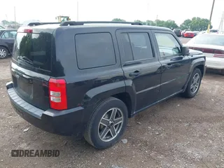 2008 Jeep Patriot Sport z VIN 1J8FT28W18D732298, wystawiony jako IAAI lot #42541347 z przebiegiem 121 615 mil mil oraz . Historia ofert i sprzedaży dostępna na DreamBid. Obrazek 4.