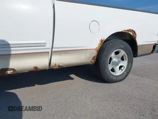 2000 Ford F-150 XL z VIN 1FTRX17W0YNB25467, wystawiony jako IAAI lot #42474329 z przebiegiem Nie podano mil oraz . Historia ofert i sprzedaży dostępna na DreamBid. Obrazek 6.