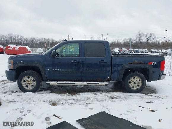 2007 Chevrolet Silverado 1500 LT w/1LT with VIN 3GCEK13367G527073, listed as a IAAI auction lot 41481444 with 169,642 mi miles. Bid and sale history available at carsss.com. Image 14.