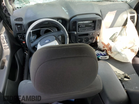 2004 Ford Escape XLS with VIN 1FMYU02124DA10326, listed as a Copart auction lot 42523165 with 3,579 mi miles and Salvage Title. Bid and sale history available at DreamBid. Image 8.