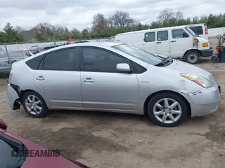 2007 Toyota Prius z VIN JTDKB20U977666406, wystawiony jako IAAI lot #42081233 z przebiegiem Nie podano mil oraz . Historia ofert i sprzedaży dostępna na DreamBid. Obrazek 13.
