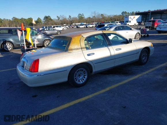 2001 Lincoln Town Car Cartier z VIN 1LNHM83W21Y621003, wystawiony jako IAAI lot #41291516 z przebiegiem 145 455 mil mil oraz . Historia ofert i sprzedaży dostępna na DreamBid. Obrazek 4.