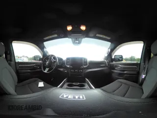 2019 Ram 1500 Big Horn z VIN 1C6SRFFT5KN570253, wystawiony jako IAAI lot #42488224 z przebiegiem 36 507 mil mil oraz . Historia ofert i sprzedaży dostępna na DreamBid. Obrazek 24.