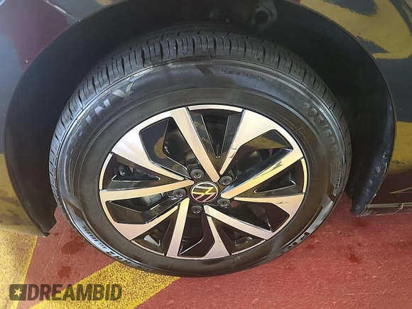 2024 Volkswagen Jetta S z VIN 3VW5M7BU5RM054887, wystawiony jako IAAI lot #42852694 z przebiegiem 25 677 mil mil oraz . Historia ofert i sprzedaży dostępna na DreamBid. Obrazek 16.