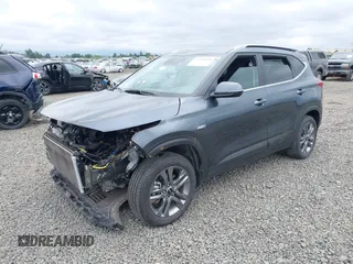 2022 Kia Seltos S z VIN KNDEUCAA1N7314256, wystawiony jako IAAI lot #42120560 z przebiegiem 30 570 mil mil oraz . Historia ofert i sprzedaży dostępna na DreamBid. Obrazek 2.