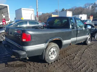2000 GMC Sonoma SLS with VIN 1GTCS19W6Y8311935, listed as a IAAI auction lot 41503368 with 147,884 mi miles. Bid and sale history available at carsss.com. Image 4.
