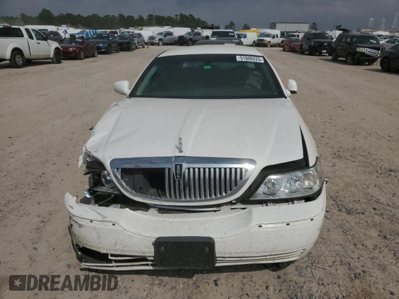 2003 Lincoln Town Car Executive z VIN 1LNHM81W73Y652530, wystawiony jako Copart lot #51606225 z przebiegiem 122 019 mil mil oraz Szkoda całkowita • Salvage title. Historia ofert i sprzedaży dostępna na DreamBid. Obrazek 5.