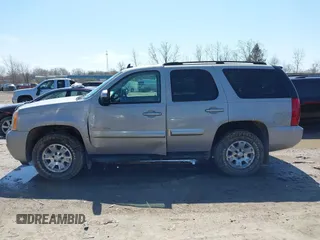 2007 GMC Yukon SLE z VIN 1GKFK13057J197990, wystawiony jako IAAI lot #41963224 z przebiegiem 187 060 mil mil oraz . Historia ofert i sprzedaży dostępna na DreamBid. Obrazek 14.