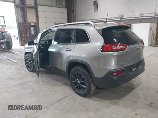 2016 Jeep Cherokee Latitude z VIN 1C4PJMCB9GW148882, wystawiony jako IAAI lot #42210237 z przebiegiem 124 441 mil mil oraz . Historia ofert i sprzedaży dostępna na DreamBid. Obrazek 3.