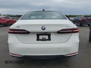 2024 BMW 5 Series 530i xDrive z VIN WBA53FJ05RCP95117, wystawiony jako Copart lot #56534135 z przebiegiem 14 831 mil mil oraz Szkoda całkowita • Salvage title. Historia ofert i sprzedaży dostępna na DreamBid. Obrazek 6.
