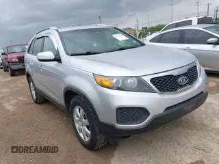 2012 Kia Sorento LX z VIN 5XYKTDA29CG242369, wystawiony jako IAAI lot #42102139 z przebiegiem 147 451 mil mil oraz . Historia ofert i sprzedaży dostępna na DreamBid. Obrazek 1.