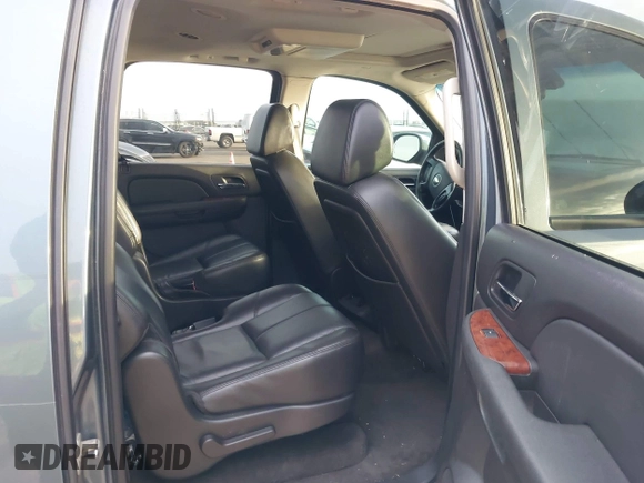 2008 Chevrolet Suburban LTZ with VIN 3GNFK16308G140995, listed as a IAAI auction lot 41720903 with 260,001 mi miles. Bid and sale history available at carsss.com. Image 8.