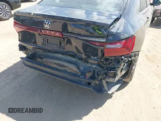 2025 Volkswagen Jetta SE z VIN 3VW7X7BU5SM016937, wystawiony jako IAAI lot #42416412 z przebiegiem 10 385 mil mil oraz . Historia ofert i sprzedaży dostępna na DreamBid. Obrazek 6.
