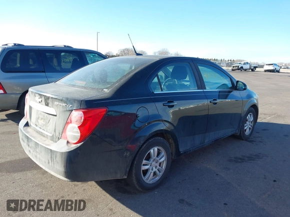 2012 Chevrolet Sonic LT z VIN 1G1JC5SH9C4185585, wystawiony jako IAAI lot #41638300 z przebiegiem 171 481 mil mil oraz . Historia ofert i sprzedaży dostępna na DreamBid. Obrazek 4.