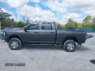 2023 Ram 2500 Tradesman z VIN 3C6UR5CJ9PG503984, wystawiony jako IAAI lot #41855474 z przebiegiem 47 131 mil mil oraz . Historia ofert i sprzedaży dostępna na DreamBid. Obrazek 15.