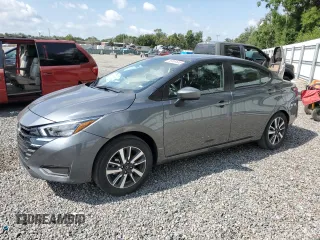 2025 Nissan Versa SV z VIN 3N1CN8EV4SL837148, wystawiony jako Copart lot #58004685 z przebiegiem 4 414 mil mil oraz Nie do naprawy • Non repairable. Historia ofert i sprzedaży dostępna na DreamBid. Obrazek 1.