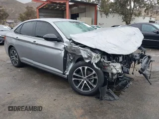 2024 Volkswagen Jetta Sport z VIN 3VWBM7BU3RM025861, wystawiony jako IAAI lot #41571284 z przebiegiem 9 990 mil mil oraz . Historia ofert i sprzedaży dostępna na DreamBid. Obrazek 1.