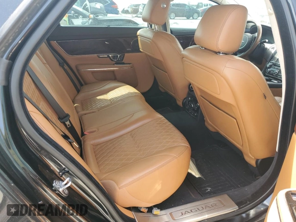 2017 Jaguar XJ Portfolio z VIN SAJWJ2GD7H8W09757, wystawiony jako Copart lot #62157725 z przebiegiem 64 060 mil mil oraz Szkoda całkowita • Salvage title. Historia ofert i sprzedaży dostępna na DreamBid. Obrazek 10.