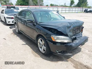 2015 Volkswagen Passat SE z VIN 1VWBV7A33FC024325, wystawiony jako IAAI lot #42313126 z przebiegiem 179 964 mil mil oraz . Historia ofert i sprzedaży dostępna na DreamBid. Obrazek 1.
