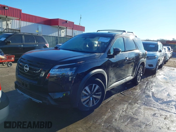 2023 Nissan Pathfinder SL z VIN 5N1DR3CCXPC231961, wystawiony jako IAAI lot #41375091 z przebiegiem 24 314 mil mil oraz . Historia ofert i sprzedaży dostępna na DreamBid. Obrazek 2.