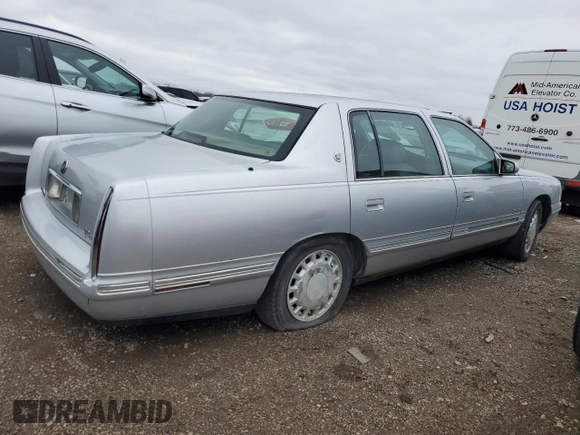 1999 Cadillac DeVille z VIN 1G6KD54Y2XU807846, wystawiony jako Copart lot #53070705 z przebiegiem Nie podano mil oraz Czysty tytuł • Clean title. Historia ofert i sprzedaży dostępna na DreamBid. Obrazek 3.