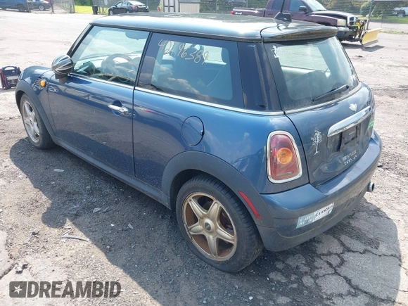 2010 MINI Hardtop z VIN WMWMF3C50ATU77369, wystawiony jako IAAI lot #42796389 z przebiegiem 173 322 mil mil oraz . Historia ofert i sprzedaży dostępna na DreamBid. Obrazek 3.