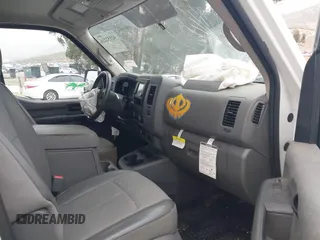 2021 Nissan NV Cargo SV z VIN 1N6BF0KYXMN805682, wystawiony jako IAAI lot #42152216 z przebiegiem 82 671 mil mil oraz . Historia ofert i sprzedaży dostępna na DreamBid. Obrazek 5.