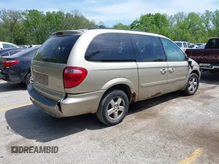 2005 Dodge Caravan SXT with VIN 2D4GP44L35R354679, listed as a IAAI auction lot 42086549 with 225,428 mi miles. Bid and sale history available at carsss.com. Image 4.