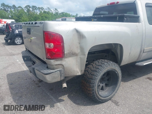 2008 Chevrolet Silverado 1500 1LT with VIN 2GCEC19C781149327, listed as a IAAI auction lot 42126913 with 194,629 mi miles and . Bid and sale history available at DreamBid. Image 6.
