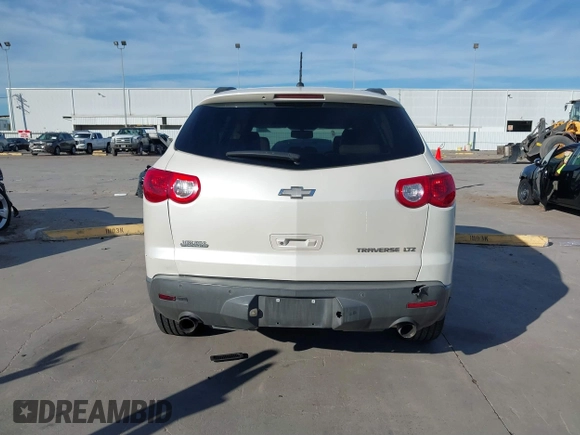 2012 Chevrolet Traverse LTZ z VIN 1GNKRLED8CJ326842, wystawiony jako IAAI lot #41003133 z przebiegiem 201 099 mil mil oraz . Historia ofert i sprzedaży dostępna na DreamBid. Obrazek 17.