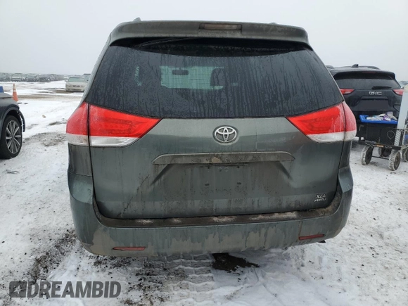 2013 Toyota Sienna XLE z VIN 5TDDK3DC1DS054184, wystawiony jako Copart lot #44821285 z przebiegiem 214 218 mil mil oraz Nie do naprawy • Non repairable. Historia ofert i sprzedaży dostępna na DreamBid. Obrazek 6.