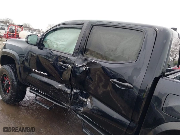 2019 Toyota Tacoma 4WD SR with VIN 3TMCZ5AN1KM247618, listed as a IAAI auction lot 41734570 with 68,796 mi miles. Bid and sale history available at carsss.com. Image 14.