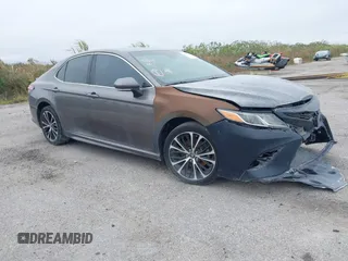 2018 Toyota Camry LE z VIN 4T1B11HK7JU023055, wystawiony jako IAAI lot #40609585 z przebiegiem Nie podano mil oraz . Historia ofert i sprzedaży dostępna na DreamBid. Obrazek 1.
