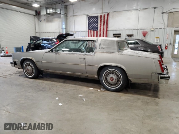 1984 Cadillac Eldorado z VIN 1G6AL5785EE630873, wystawiony jako Copart lot #82896404 z przebiegiem 3 839 mil mil oraz Czysty tytuł • Clean title. Historia ofert i sprzedaży dostępna na DreamBid. Obrazek 2.