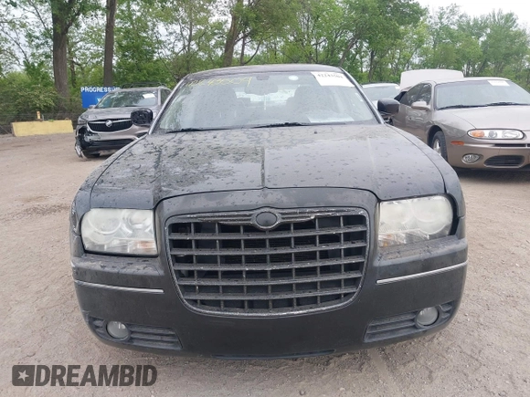 2005 Chrysler 300 Touring z VIN 2C3JA53G15H155185, wystawiony jako IAAI lot #42243504 z przebiegiem 176 557 mil mil oraz . Historia ofert i sprzedaży dostępna na DreamBid. Obrazek 12.