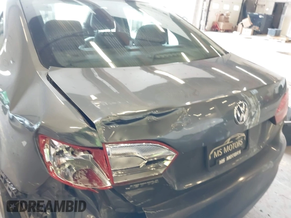 2014 Volkswagen Jetta SEL z VIN 3VWL17AJ8EM388218, wystawiony jako IAAI lot #41862353 z przebiegiem 140 514 mil mil oraz . Historia ofert i sprzedaży dostępna na DreamBid. Obrazek 16.