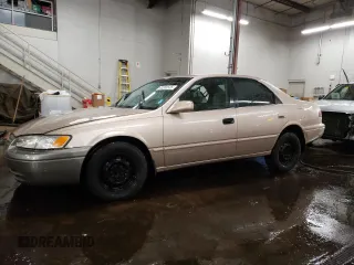 1999 Toyota Camry LE z VIN 4T1BG22K8XU588307, wystawiony jako Copart lot #43280535 z przebiegiem 124 216 mil mil oraz Szkoda całkowita • Salvage title. Historia ofert i sprzedaży dostępna na DreamBid. Obrazek 1.