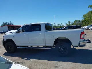 2020 Ram 2500 Big Horn z VIN 3C6UR5DL3LG309803, wystawiony jako IAAI lot #41843141 z przebiegiem 109 786 mil mil oraz . Historia ofert i sprzedaży dostępna na DreamBid. Obrazek 14.