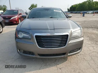 2012 Chrysler 300 S z VIN 2C3CCABGXCH140579, wystawiony jako Copart lot #60476205 z przebiegiem 288 209 mil mil oraz Czysty tytuł • Clean title. Historia ofert i sprzedaży dostępna na DreamBid. Obrazek 5.