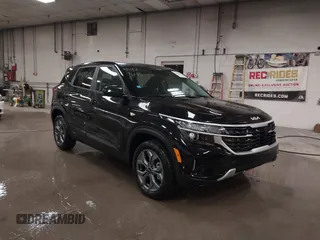 2025 Kia Seltos LX z VIN KNDEPCAA4S7729834, wystawiony jako IAAI lot #41977608 z przebiegiem 778 mil mil oraz . Historia ofert i sprzedaży dostępna na DreamBid. Obrazek 1.