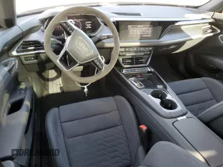 2024 Audi e-tron GT Premium Plus z VIN WAUFJBFW7R7004689, wystawiony jako Copart lot #75769664 z przebiegiem 1018 mil mil oraz Szkody całkowita. Historia ofert i sprzedaży dostępna na DreamBid. Obrazek 8.