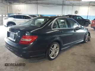 2012 Mercedes-Benz C 250 Sport z VIN WDDGF4HBXCR202148, wystawiony jako IAAI lot #42331234 z przebiegiem 98 116 mil mil oraz . Historia ofert i sprzedaży dostępna na DreamBid. Obrazek 4.