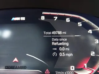 2020 BMW M5 Competition z VIN WBSJF0C00LCD37331, wystawiony jako IAAI lot #41738410 z przebiegiem 49 788 mil mil oraz . Historia ofert i sprzedaży dostępna na DreamBid. Obrazek 7.