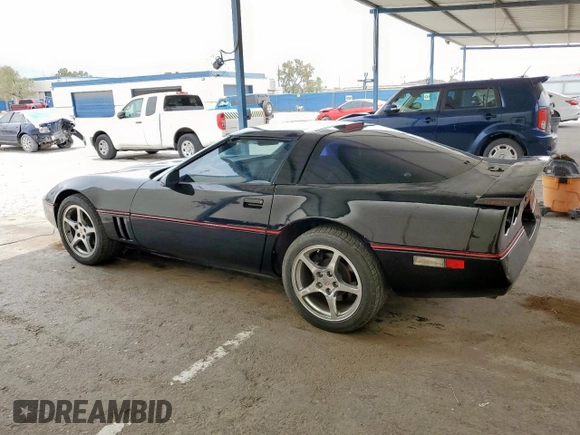 1988 Chevrolet Corvette z VIN 1G1YY2185J5122359, wystawiony jako Copart lot #59104315 z przebiegiem 93 088 mil mil oraz Czysty tytuł • Clean title. Historia ofert i sprzedaży dostępna na DreamBid. Obrazek 2.
