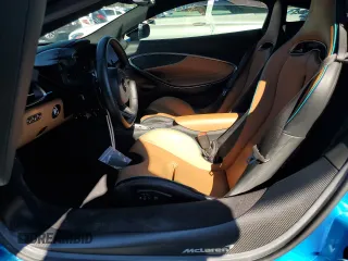 2023 McLaren Artura z VIN SBM16AEA2PW001739, wystawiony jako Copart lot #81910384 z przebiegiem 3871 mil mil oraz Szkody całkowita. Historia ofert i sprzedaży dostępna na DreamBid. Obrazek 7.